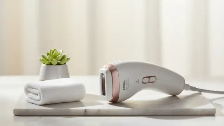 Épilateur Braun BD 5009 lumière pulsée blanc posé sur fond neutre